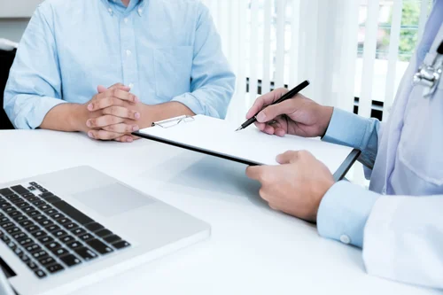 мужчина на консультации перед лечением орторексии